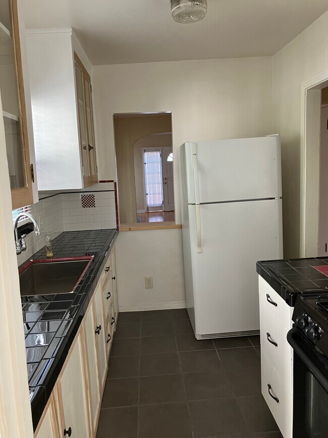 Foto del edificio - 1129 N Genesee Ave