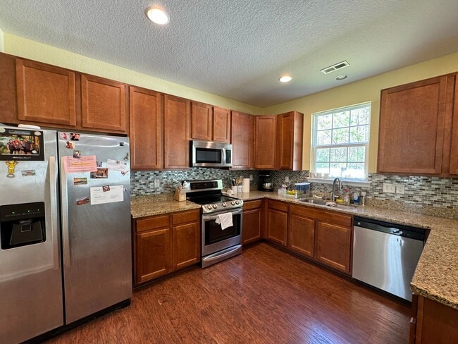 Building Photo - Welcome to this stunning 4 bedroom, 2.5 ba...