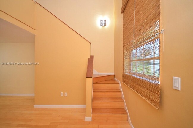 Building Photo - 335 Navarre Ave