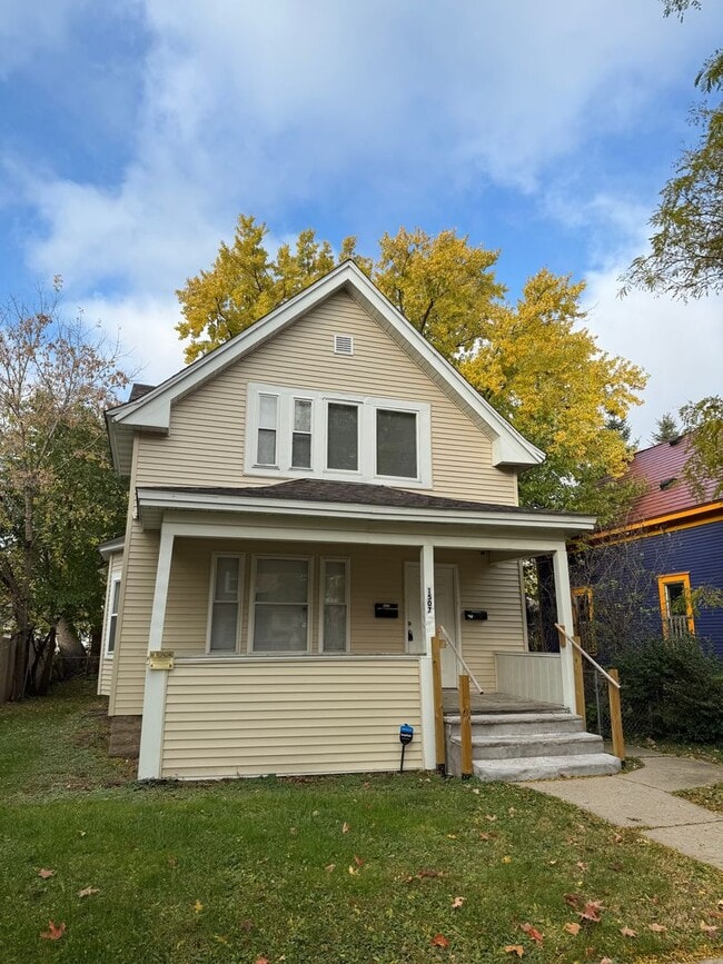 Building Photo - 1507 N Newton Ave