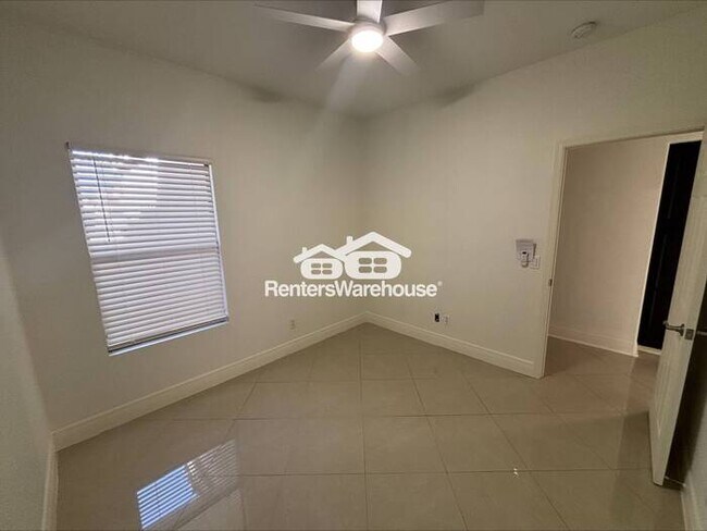 Foto del edificio - Gated North Glendale home 2 or 3 bed 2 bath Community Pool