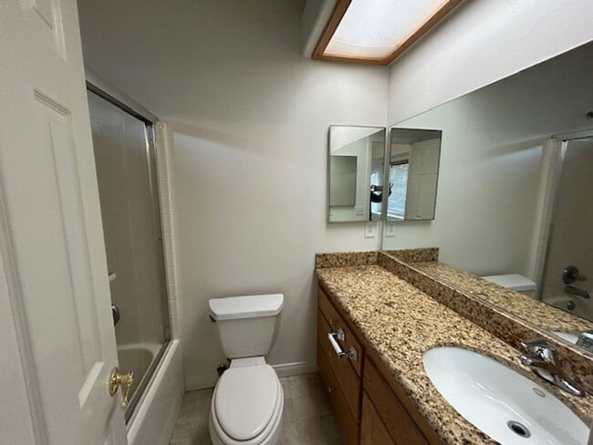 Building Photo - Large 3 Bedroom!