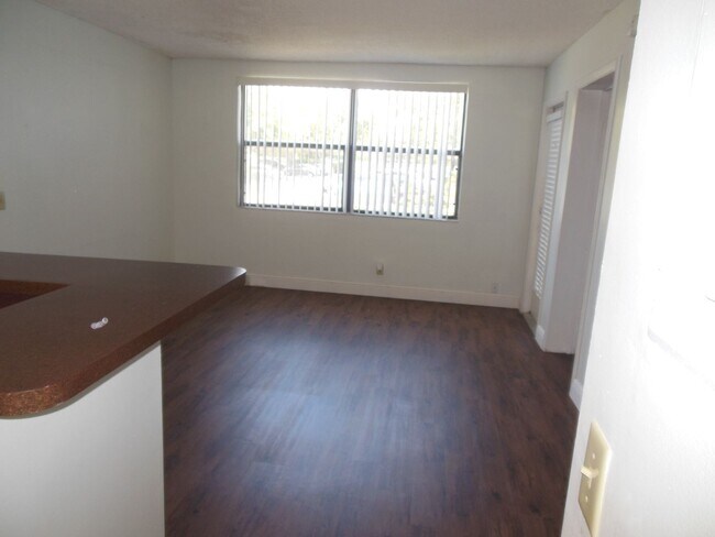 Foto del edificio - ONE BEDROOM ONE BATHROOM! WATERFRONT COMMU...