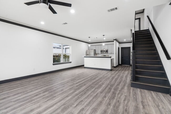 Building Photo - 911 Panama St