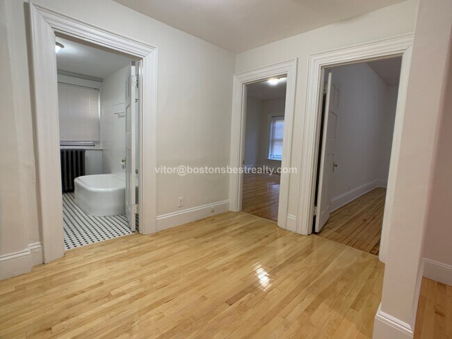 Building Photo - 465 Park Dr