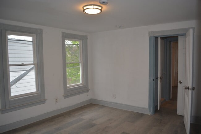 Building Photo - 711 Roberts St