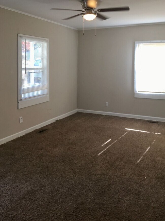 Foto del edificio - COMING SOON! SPACIOUS 2 Bedroom House! DEPOSIT-FREE Renting option thru OBLIGO! Deposit Alternati...