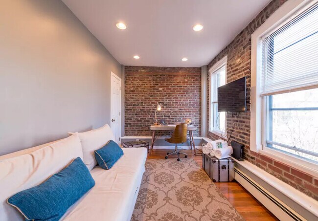 Foto del edificio - 12 S Russell St