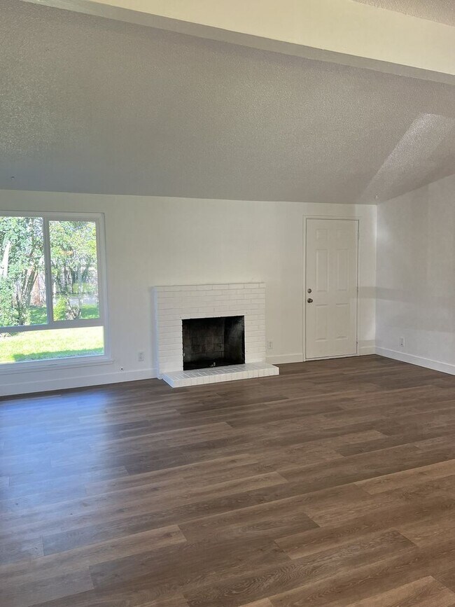 Foto del edificio - STUNNING REMODELED 3 BED HOME IN CARMICHAEL!