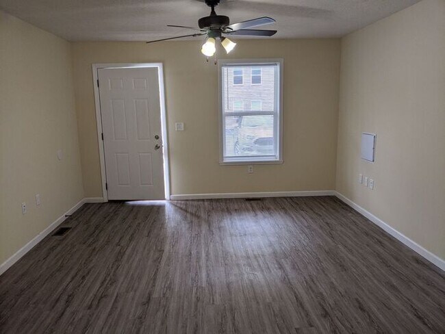 Foto del edificio - Cozy lower-level two-bedroom apartment!