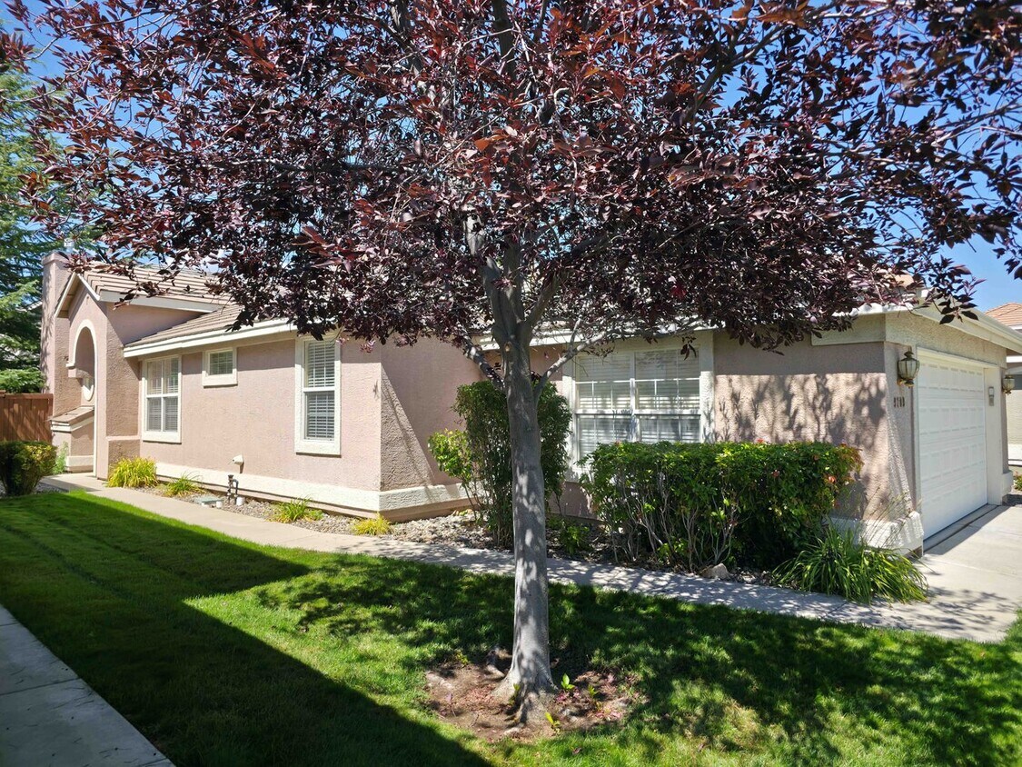 Foto principal - 2-Bedroom, 2-Bath + Den Single-Family Home...