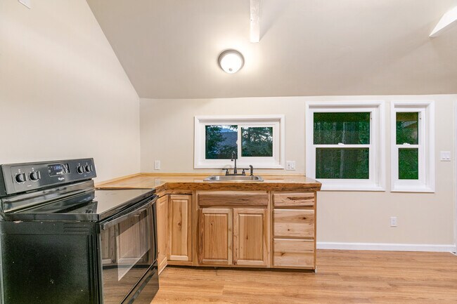 Building Photo - 23083 Hemlock Ln