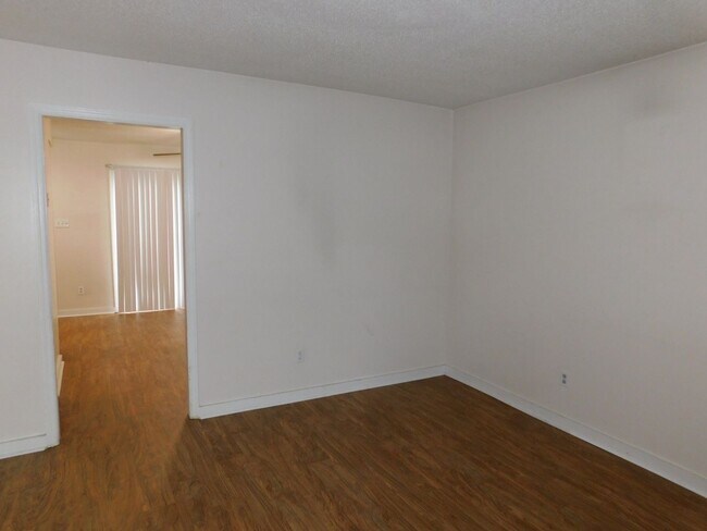 Building Photo - Heritage Square Townhome
