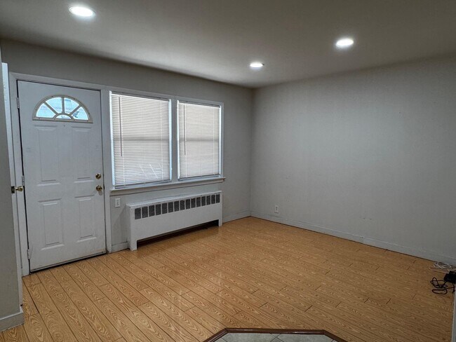 Foto del edificio - 830 E Broadway