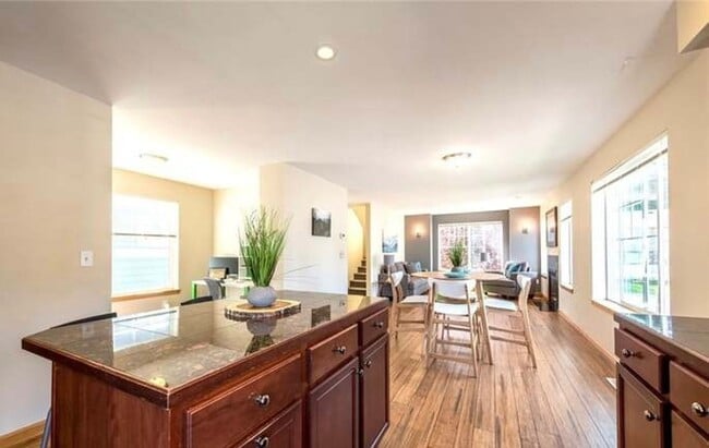 Building Photo - Incredible North Seattle Home!