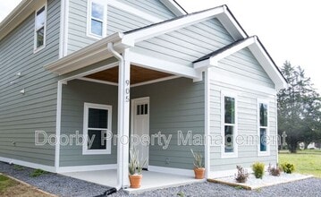 Building Photo - 905 W 39th St
