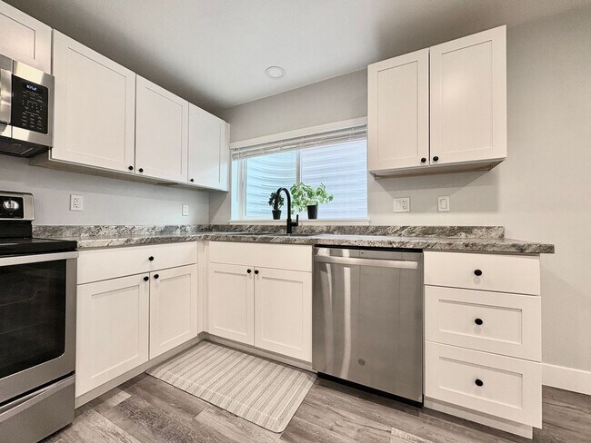 Foto del edificio - Fully Remodeled 2BR with Private Entrance, In-Unit Laundry & Parking
