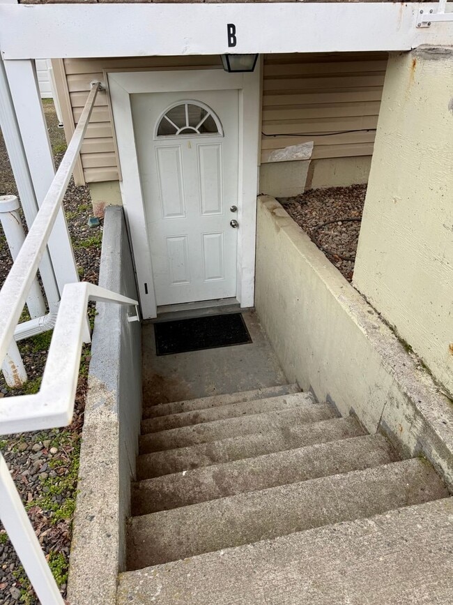 Building Photo - Thomas Duplex