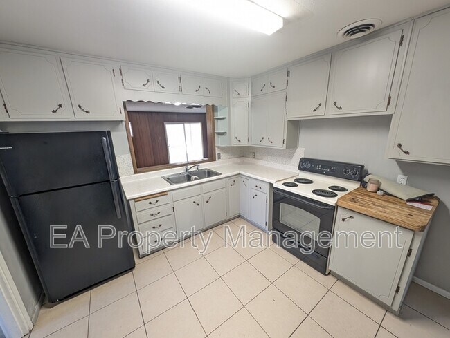 Building Photo - 3204 La Veta Dr