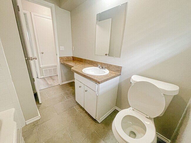 Foto del edificio - Updated 3/1 Home with Vaulted Ceilings & Large Fenced Backyard