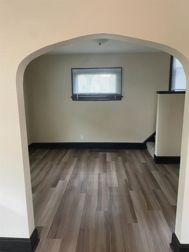 Building Photo - MT. WASHINGTON - Charming 3 bed 2 bath w l...
