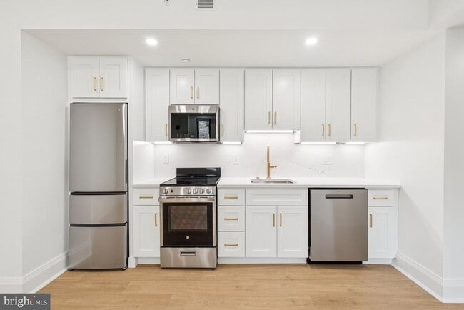 Building Photo - 135 S 19th St