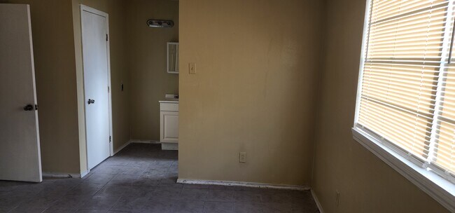 Foto del edificio - 8801 Bunker Hill Rd