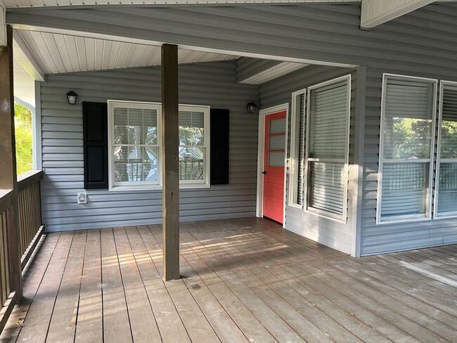 Building Photo - Spacious 4 Bedroom 2 bath home in Pawley's...