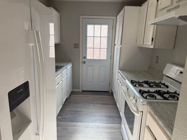 Foto del edificio - Remodeled 3 Br, 2 Ba, with major appliances