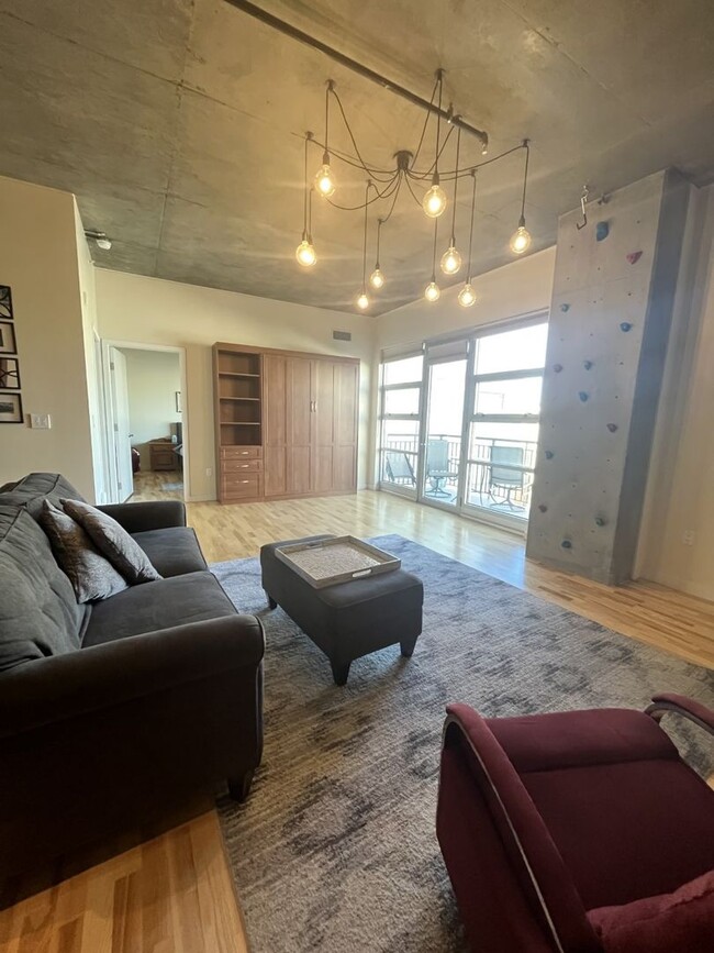 Building Photo - Available May 10th, 2025-Beautiful and Spa...