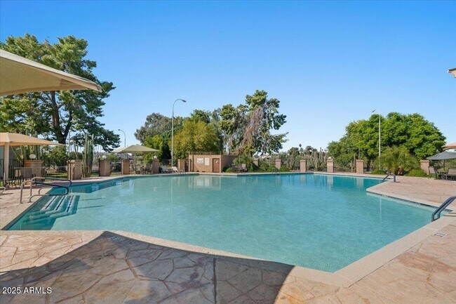 Foto del edificio - 7803 E Vernon Ave