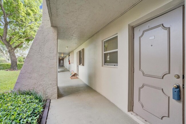 Building Photo - 9460 Poinciana Pl