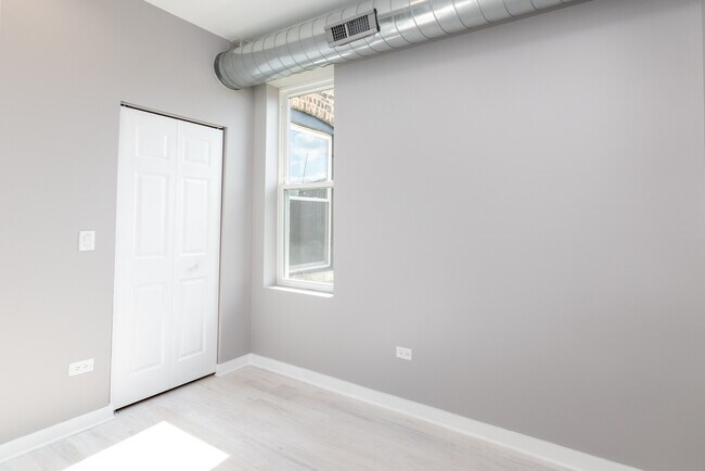 Building Photo - 2420 W Warren Blvd