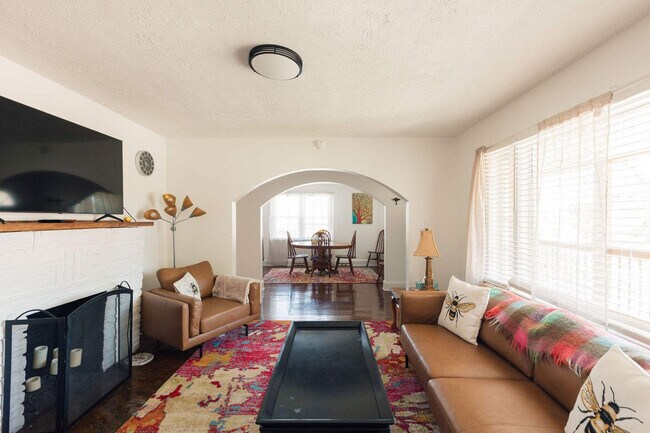 Building Photo - 145 Midway St