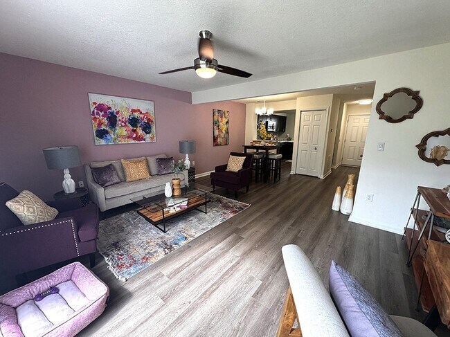Amplia sala de estar con pisos de vinilo de lujo. - Devon Pointe Apartments and Townhomes