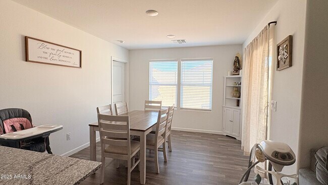 Foto del edificio - 24570 W Cocopah St