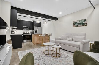 Building Photo - 15 W 6th St