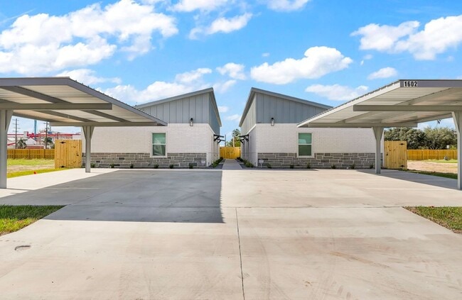 Building Photo - 1631 Playa Dr