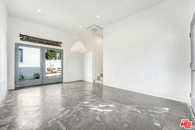 Building Photo - 2725 1/2 Dalton Ave