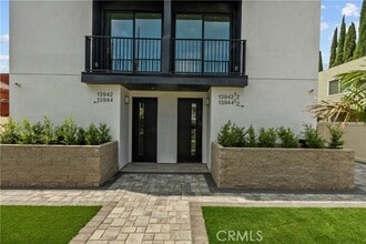 Building Photo - 13942 Vanowen St