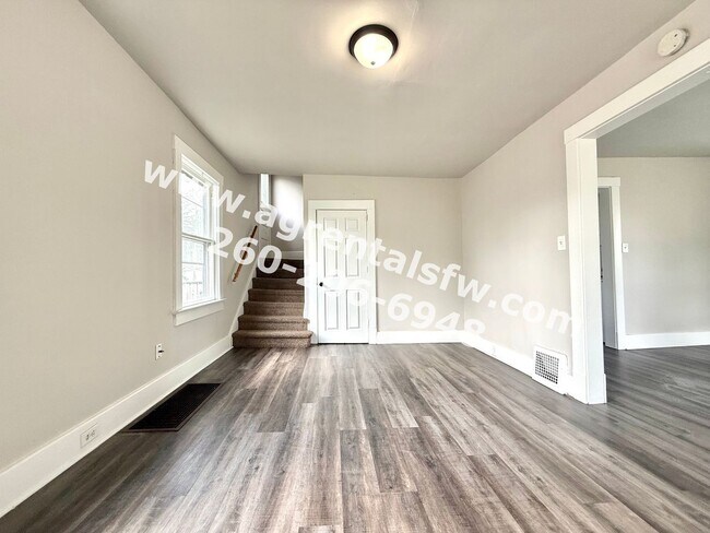 Building Photo - 3 Bedroom House