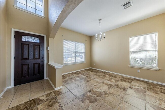 Foto del edificio - 3-Bedroom Home Available in Manor