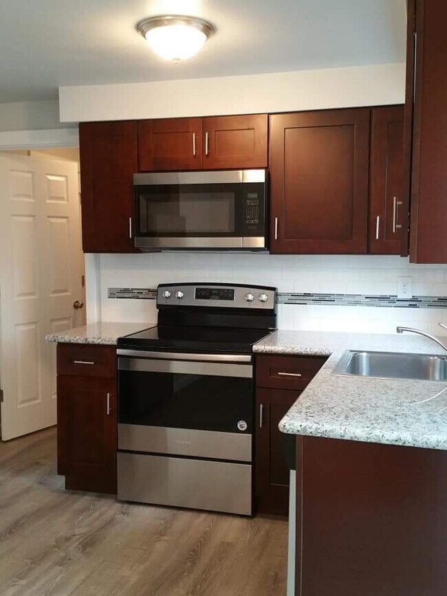 KITCHEN - STAINLESS STEEL APPLIANCES - 262 S Knott St