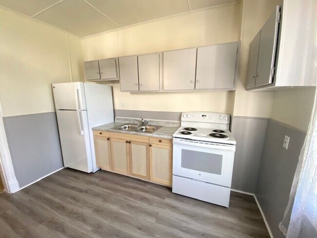 Building Photo - JUST REDUCED!  3 Bedroom Duplex!