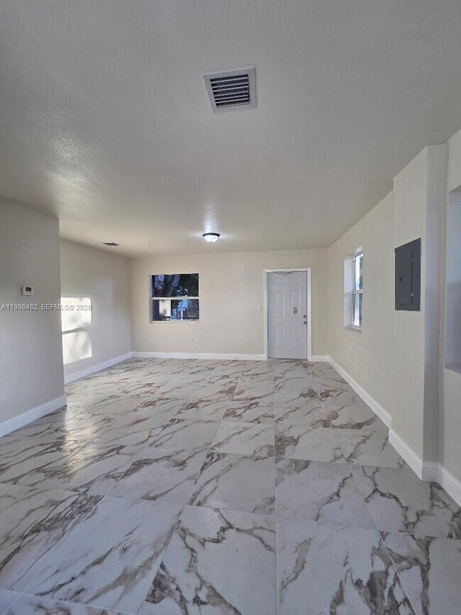 Foto del edificio - 295 NW 48th St