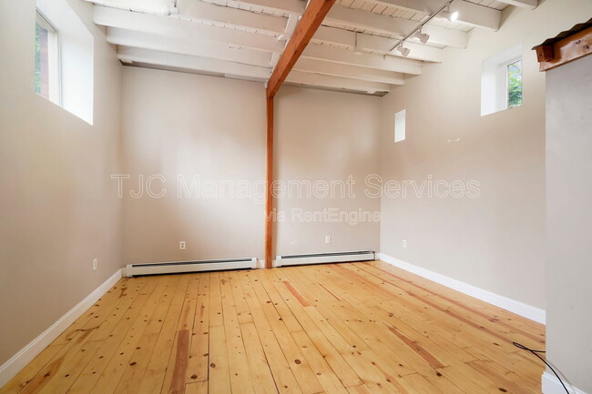 Building Photo - 1565 N Race St