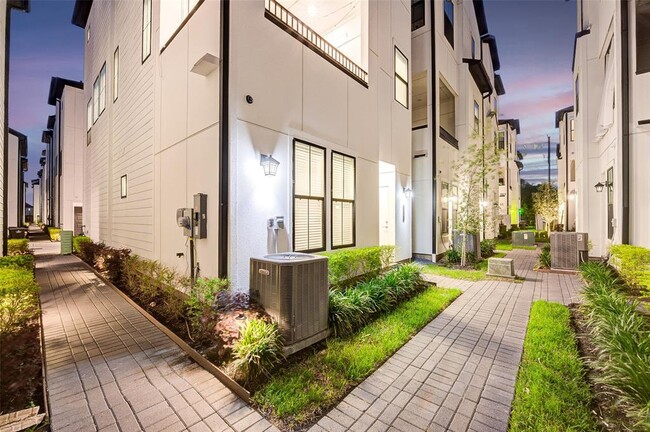 Building Photo - 2808 Grand Fountains Dr