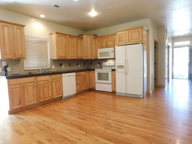 Building Photo - 570 1/2 Garden Grove Court