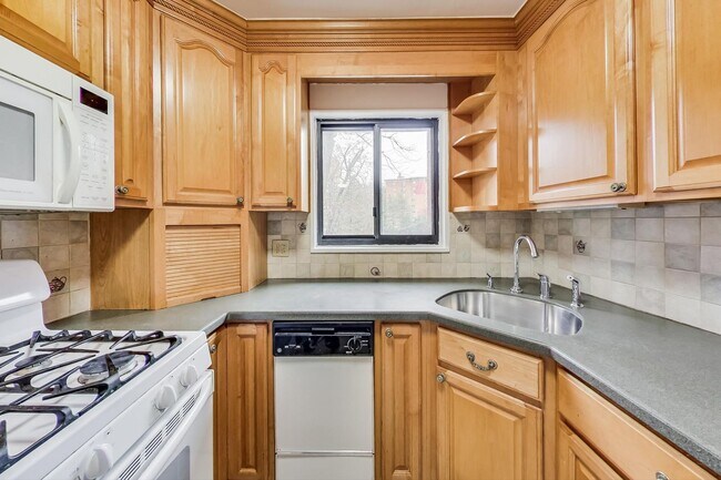 Foto del edificio - 7611 Maple Ave