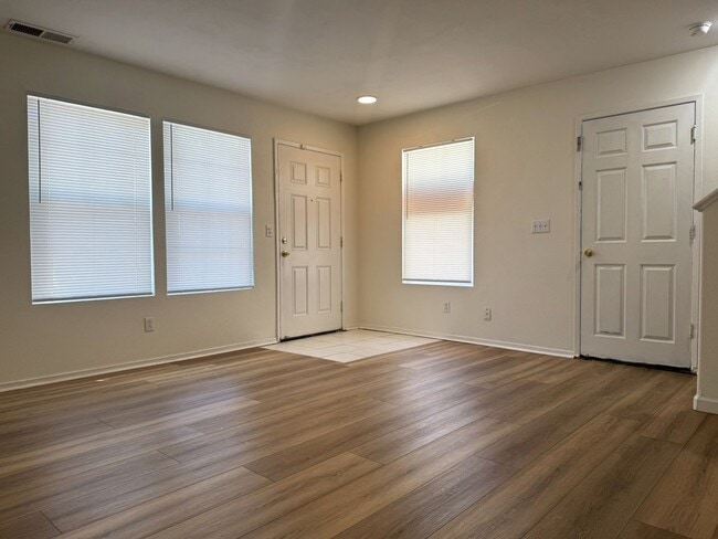 Building Photo - Don’t Miss Out on this 3/2.5 home